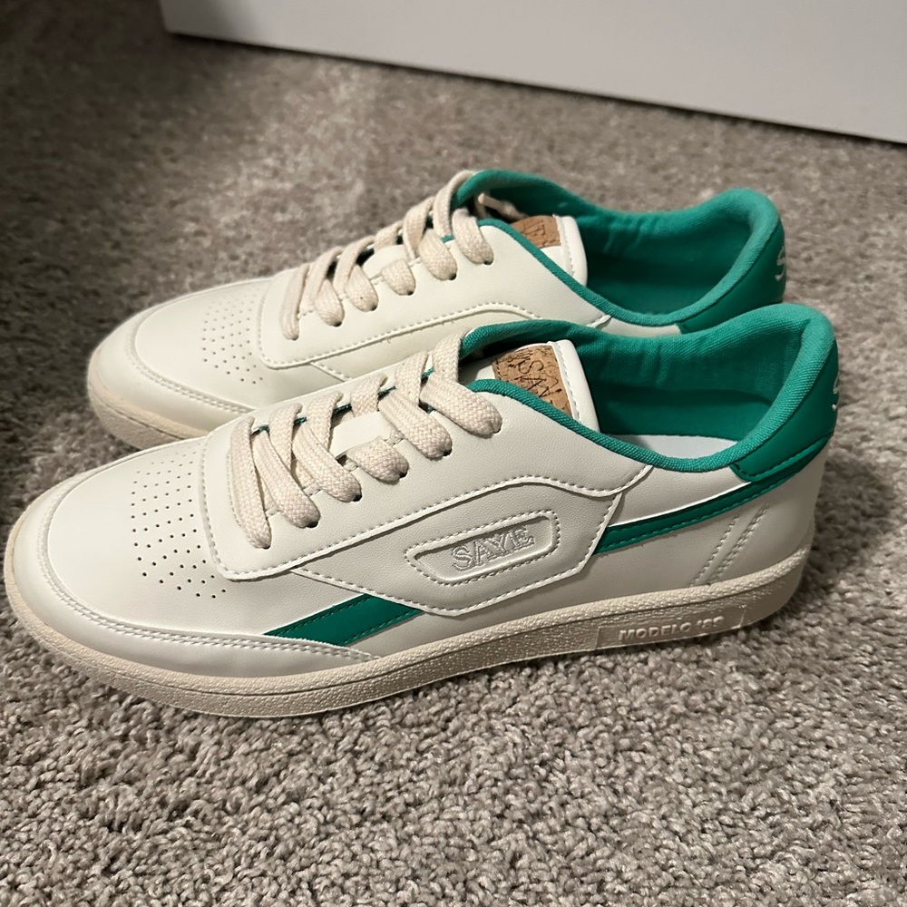 SAYE Sneakers - Modelo ‘89 Vegan Garnet Shoe in Vegan Green.
